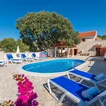 The Grandfather - Heated Pool Retreat Villa *
